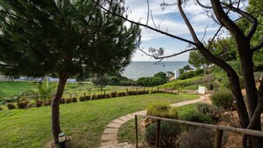 A pathway leading to a scenic overlook with a view of the sea. - Apartment for 4 with privileged access to the beach (Albufeira)