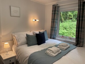 2 bedrooms, iron/ironing board, free WiFi, bed sheets - Perfect Seaside Escape, Wifi Heated Indoor Pool Bar & Facilities near to St Ives (Lelant)