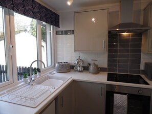 Fridge, microwave, oven, stovetop - Perfect Seaside Escape, Wifi Heated Indoor Pool Bar & Facilities near to St Ives (Lelant)