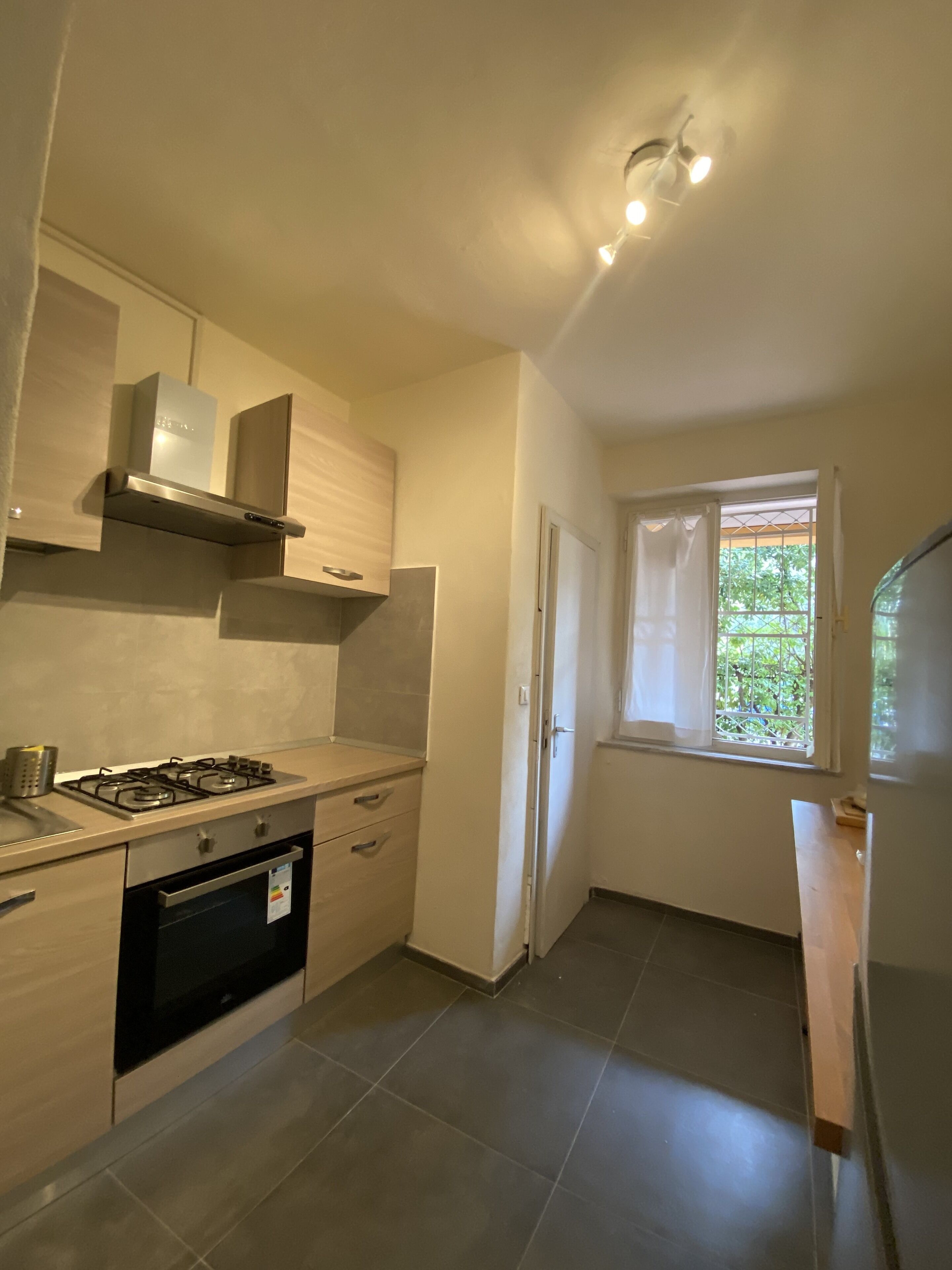 Réfrigérateur, micro-ondes, four, cafetière/bouilloire