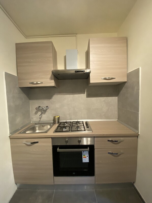 Kühlschrank, Mikrowelle, Ofen, Wasserkocher mit Kaffee-/Teezubehör