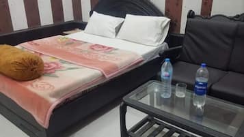 Deluxe Double Room | Iron/ironing board, free WiFi, bed sheets