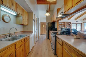 Fridge, microwave, oven, stovetop - Home with forest views near base area (Angel Fire)