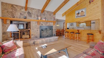 Fernseher, Kamin, Bücher