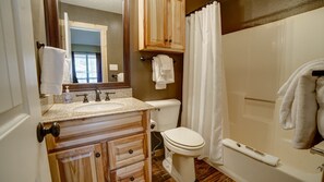 Combined shower/tub, hair dryer, towels - Comfy Condo near Shuttle Pick up (Angel Fire)