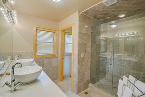 Combined shower/tub, jetted tub, hair dryer, towels