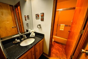 Combined shower/bathtub, hair dryer, towels