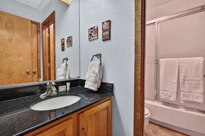 Combined shower/tub, hair dryer, towels - Condo within walking distance of the Chile Express (Angel Fire)