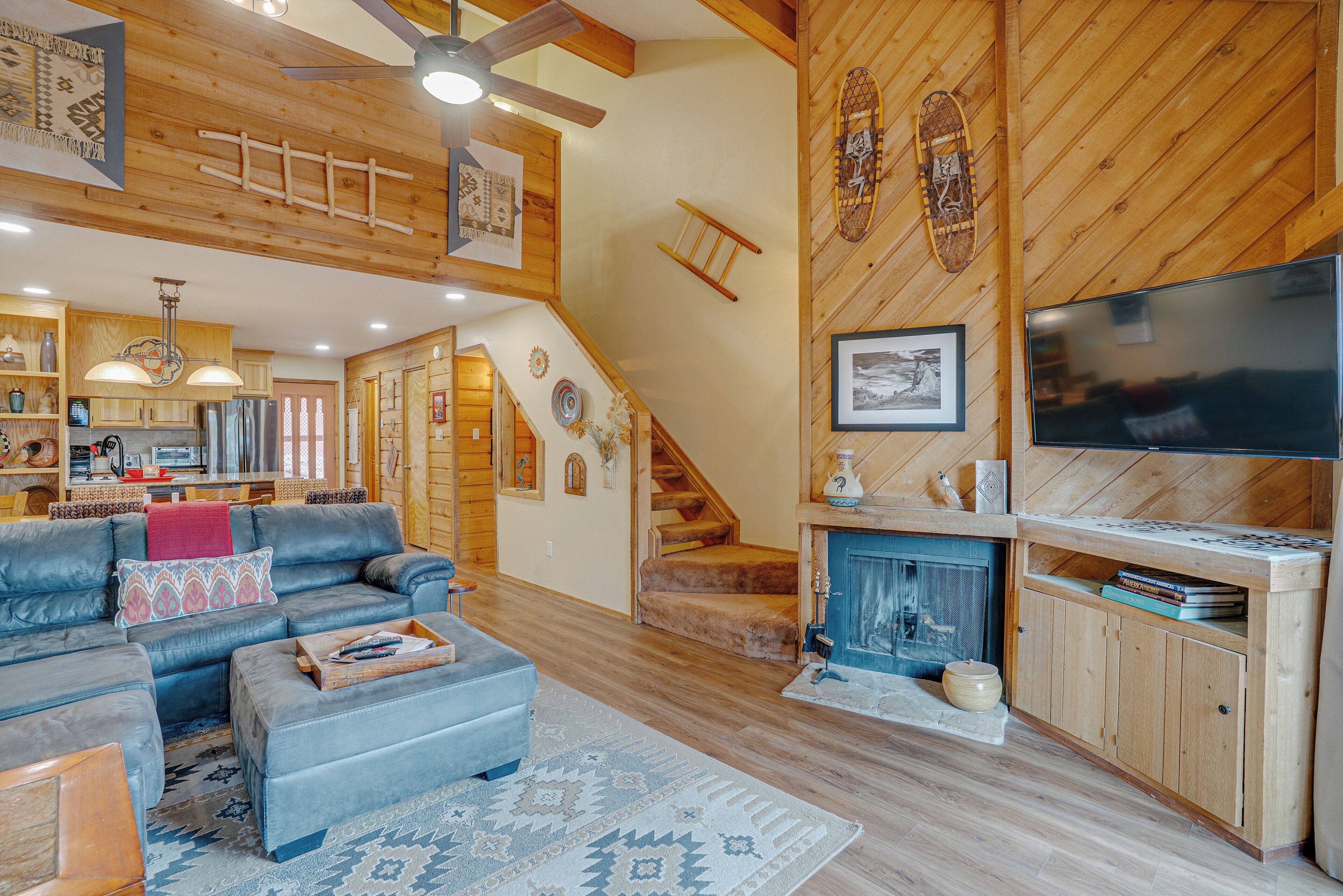 Televisión de pantalla plana, chimenea y reproductor de DVD 