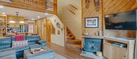 Télévision à écran plat, cheminée, lecteur de DVD