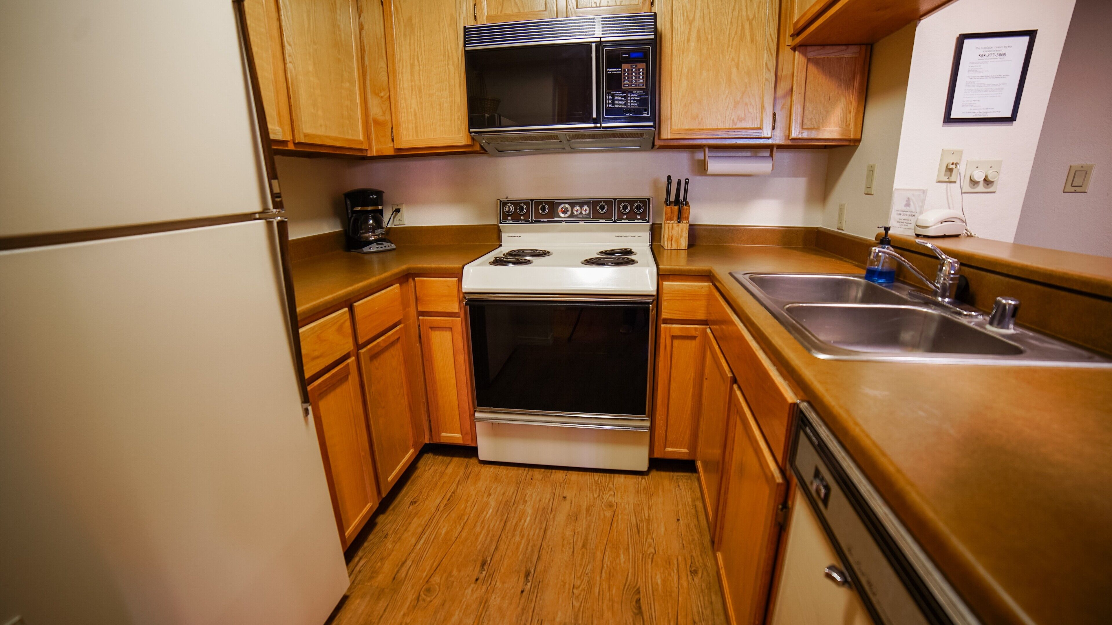 Jääkaappi, mikroaaltouuni, uuni, liesi