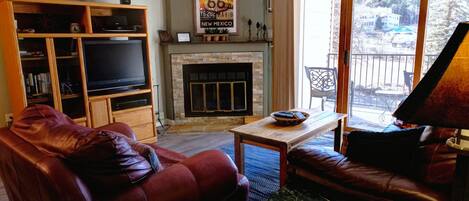 Televisión, reproductor de DVD, estéreo