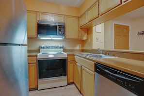 Fridge, microwave, oven, stovetop - Condo two blocks from the Chile Express (Angel Fire)
