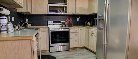 Kylskåp, mikrovågsugn, ugn och spishäll