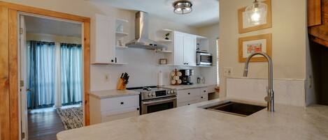 ثلاجة، ميكروويف، فرن، موقد طهي مسطح