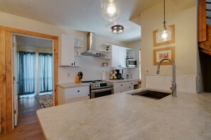 Kylskåp, mikrovågsugn, ugn och spishäll