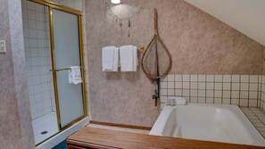 Ensemble douche/baignoire, baignoire à jets, sèche-cheveux