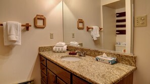 Duschwanne, Haartrockner, Handtücher