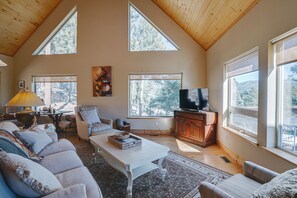 TV - Home in the Woods with a Spacious Deck (Angel Fire)