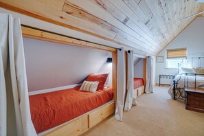 1 bedroom, iron/ironing board, internet, bed sheets - Home in the Woods with a Spacious Deck (Angel Fire)