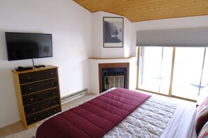 2 bedrooms, iron/ironing board, WiFi, bed sheets - Condo two blocks from the Chile Express (Angel Fire)