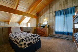 3 bedrooms, iron/ironing board, WiFi, bed sheets - Townhome across from Cougar shuttle stop (Angel Fire)