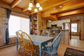 Dining - Townhome across from Cougar shuttle stop (Angel Fire)