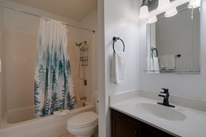 Combined shower/bathtub, hair dryer, towels - Townhome across from Cougar shuttle stop (Angel Fire)