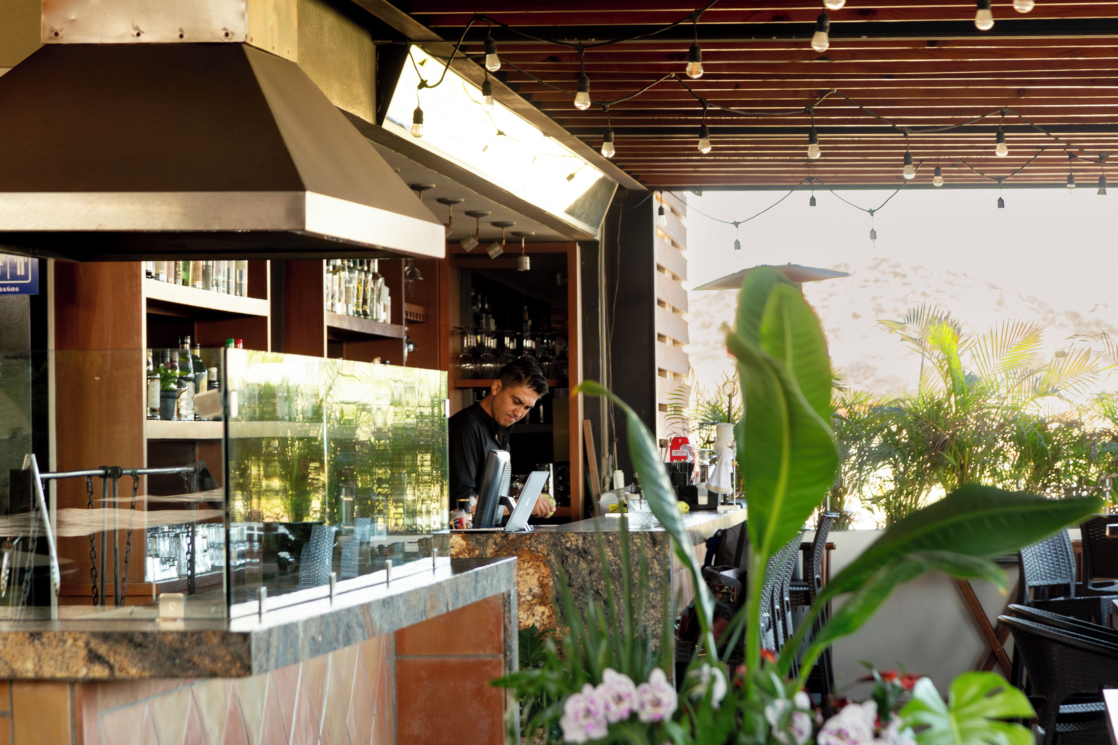 2 restoran, melayani makan malam 