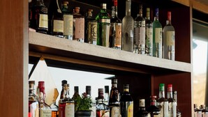 Een plank met verschillende drankflessen.