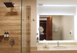 Standaard kamer, 1 queensize bed, uitzicht op zee | Badkamer | Een douche, een haardroger, handdoeken, zeep