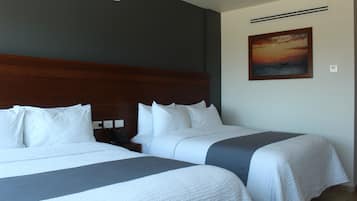 Chambre Standard, 2 grands lits, vue mer | 1 chambre, couette en duvet d'oie, coffres-forts dans les chambres