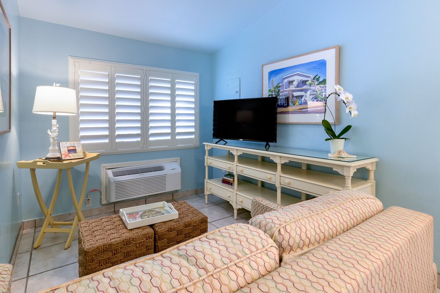 suite | living area | 42-inch flat-screen tv with cable channels, tv