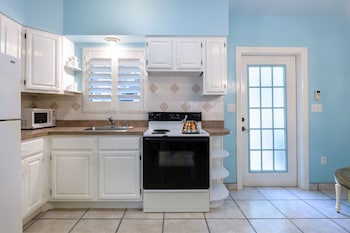 Banana Suite | Private kitchen | Paper towels at Kona Kai Resort and Gallery - Adults Only