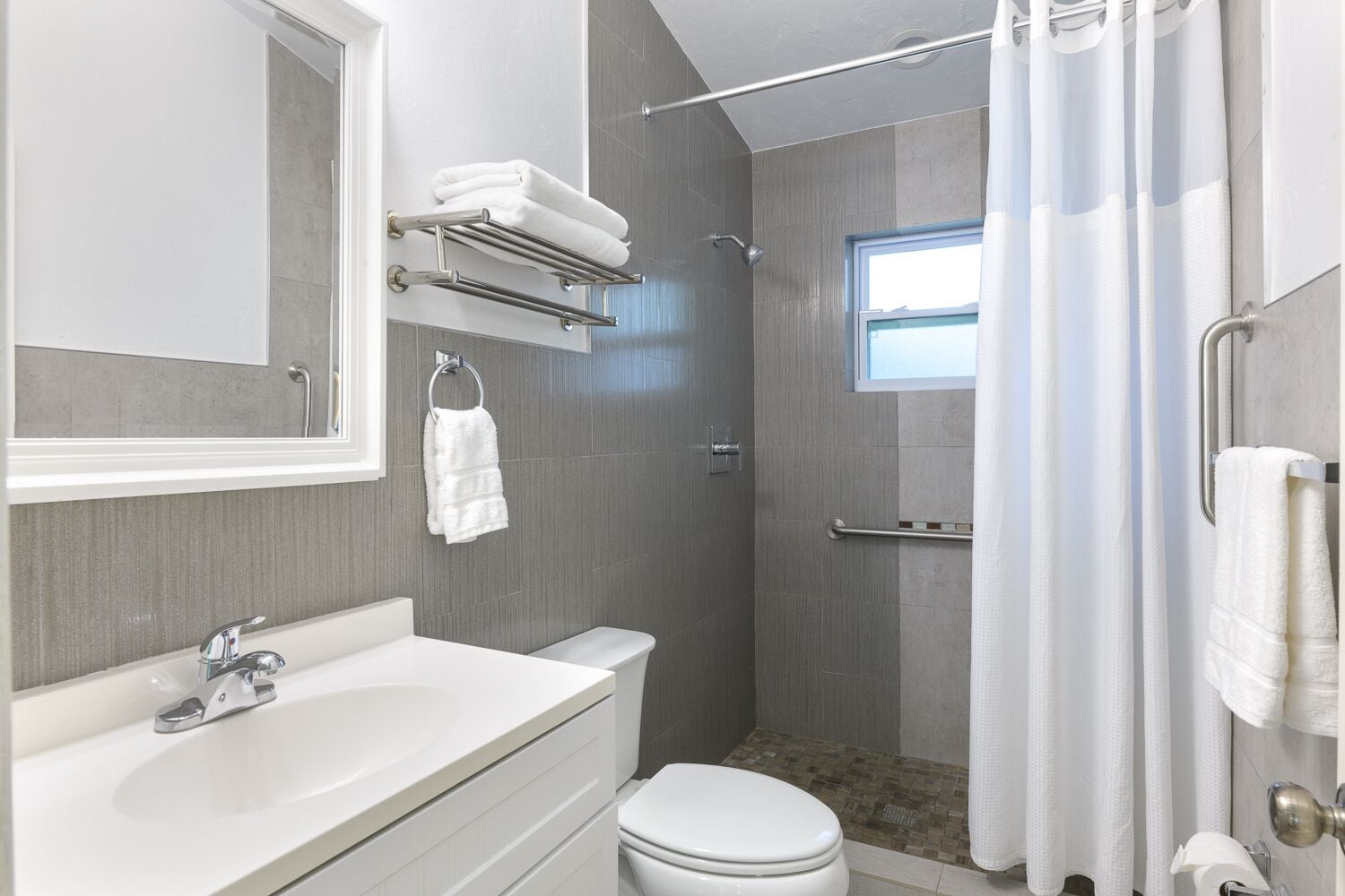 Ein modernes Badezimmer mit Dusche, Toilette und Waschbecken.
