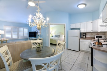 Banana Suite | Living area | 42-inch flat-screen TV with cable channels, TV at Kona Kai Resort and Gallery - Adults Only