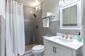 Suite, 1 queensize-seng | Bad | Dusj, hårføner og håndklær