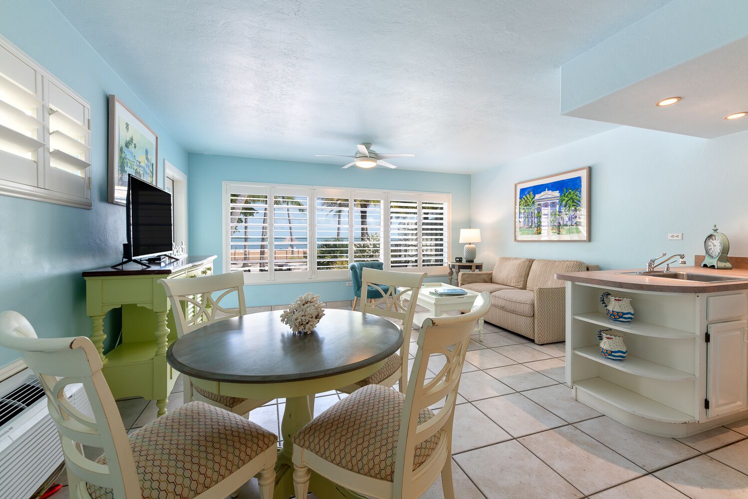 Pineapple Suite | Soundproofing, iron/ironing board (on request), WiFi (free), bed sheets