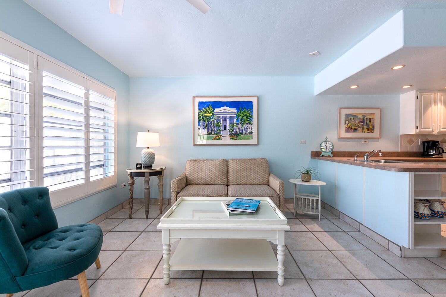 suite, 1 queen bed | living area | 42-inch flat-screen tv with cable channels, tv