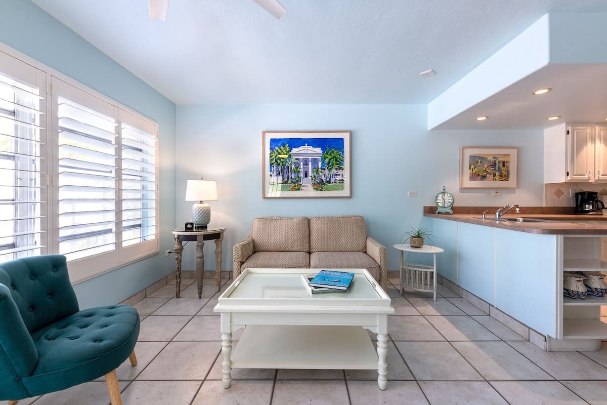 suite, 1 queen bed | living area | 42-inch flat-screen tv with cable channels, tv