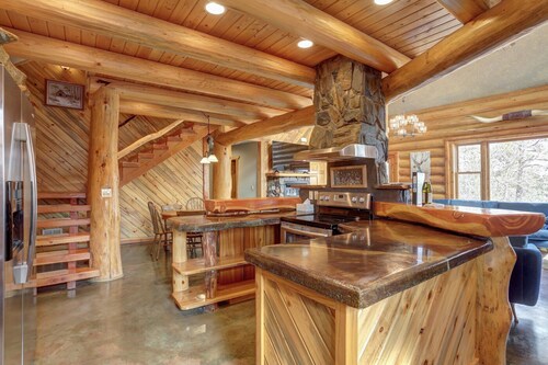 Custom Black Hills Log Home w/views, Secluded, Only 12 miles to Mt Rushmore!