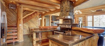 Custom Black Hills Log Home w/views, Secluded, Only 12 miles to Mt Rushmore!