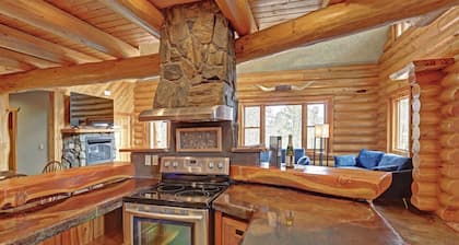 Custom Black Hills Log Home w/views, Secluded, Only 12 miles to Mt Rushmore!