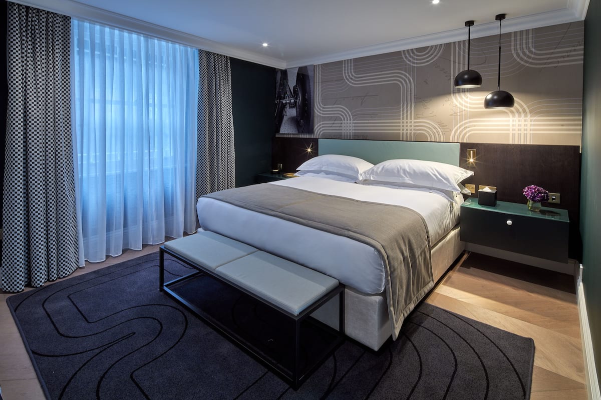 2 bedrooms, in-room safe, iron/ironing board, free WiFi
