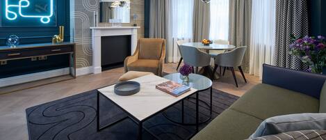 Ein modernes Wohnzimmer mit einer Couch, einem Couchtisch und einem Essbereich mit Stühlen und einem Tisch.