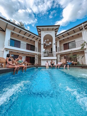 Una piscina al aire libre