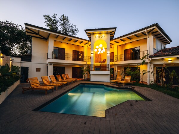 Una piscina al aire libre
