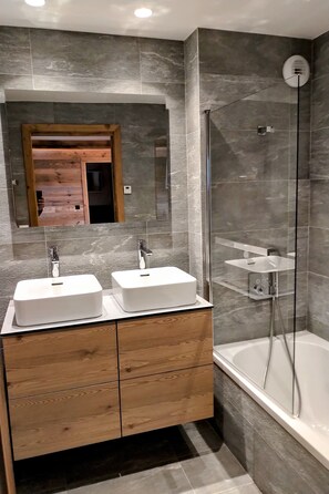 Badewanne, Haartrockner, Handtücher
