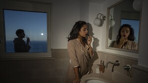A bathroom with a large window, a sink, and a mirror. - Villa DAlessandro Tatiana private apartment and private hot jacuzzi (Anacapri)
