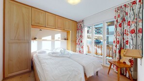 3 bedrooms, iron/ironing board, free WiFi